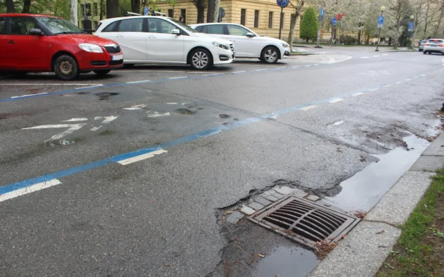 Parkování v Jihlavě VII: Před gymnáziem a kinem Dukla nyní platí nová pravidla