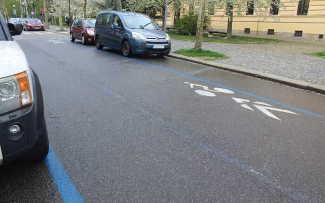 Parkování v Jihlavě VII: Před gymnáziem a kinem Dukla nyní platí nová pravidla