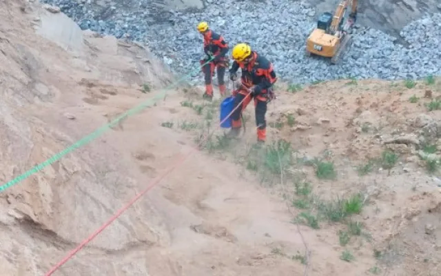 Hasiči na Žďársku vytáhli psa z kamenolomu. Chlapi, děkuji mnohokrát, říká majitelka