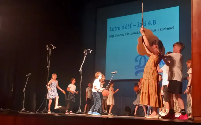 Dvojka je jednička. Ve Žďáru slavili sedmdesát let od otevření základní školy