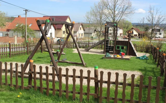 V Řehořově si mají kde hrát. Hřiště letos dostane novou umělou trávu