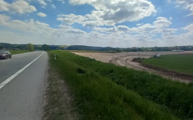 Náhradní silnice u Helenína je hotová, v úterý večer se po ní začne jezdit