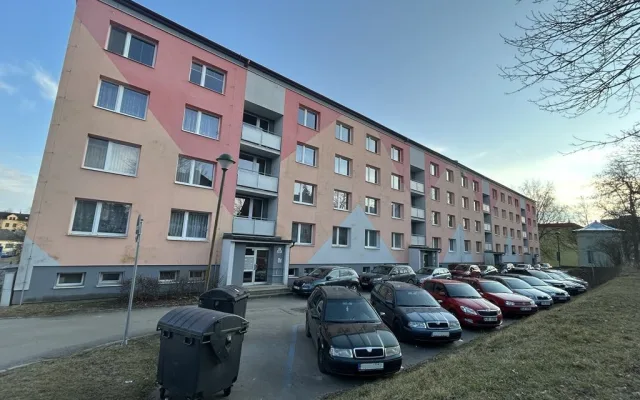 Parkování v Jihlavě VIII: Telečská ulice se pročistila, pomáhají hodiny zdarma
