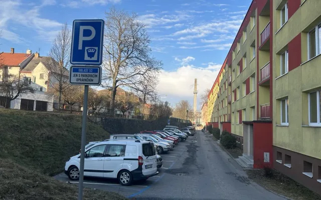 Parkování v Jihlavě VIII: Telečská ulice se pročistila, pomáhají hodiny zdarma