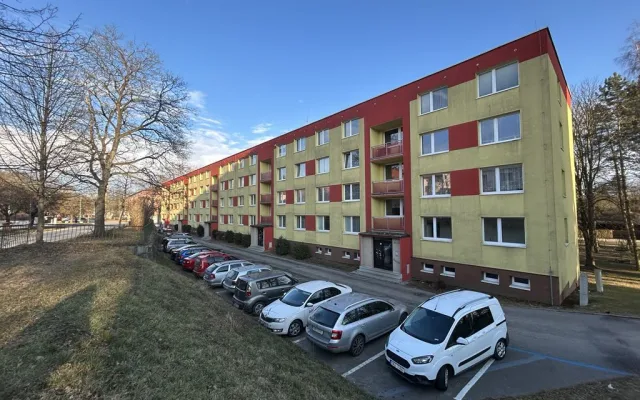 Parkování v Jihlavě VIII: Telečská ulice se pročistila, pomáhají hodiny zdarma