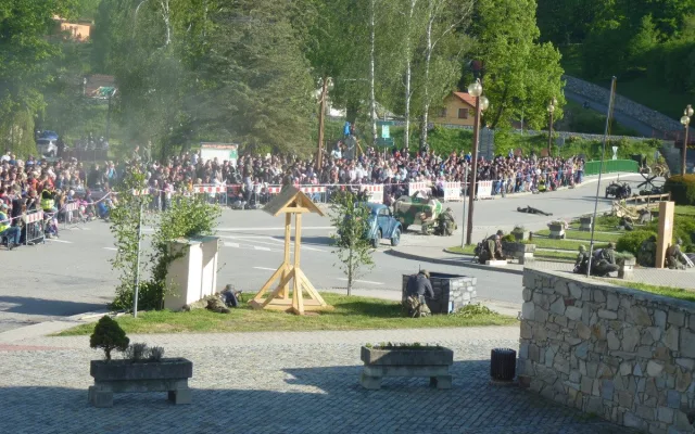 V Lukách se v sobotu střílelo. Místní se seznámili s boji z druhé světové války