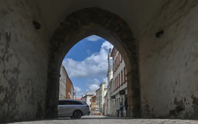 ANKETA: Oprava Brány Matky Boží v Jihlavě vyvolává debatu. Kámen, či omítka?
