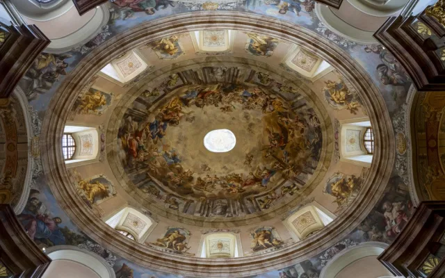 Centrální freska v kopuli kostela sv. Markéty ohromí návštěvníky plochou 420 m2