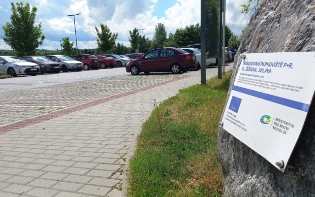 Parkování v Jihlavě IX: Na P+R se dá parkovat zdarma, zatím je v Jihlavě jediné