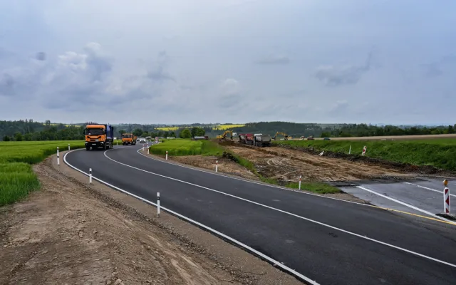 FOTO: Po původní silnici v Heleníně není ani památky. Vzniká tam kruhový objezd