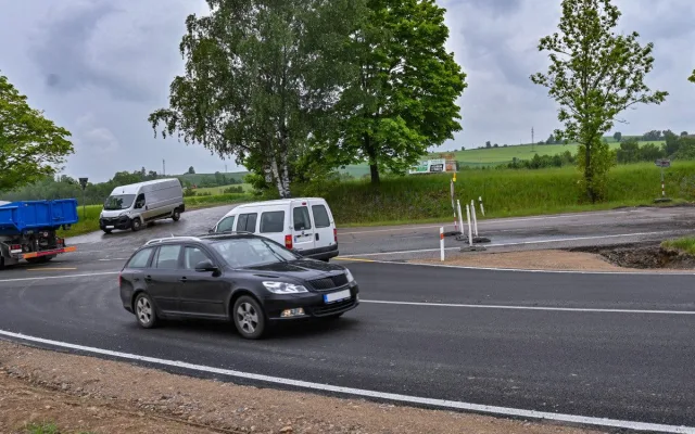 FOTO: Po původní silnici v Heleníně není ani památky. Vzniká tam kruhový objezd