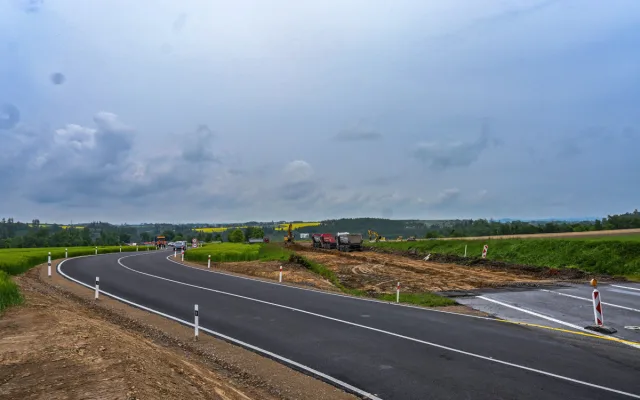FOTO: Po původní silnici v Heleníně není ani památky. Vzniká tam kruhový objezd