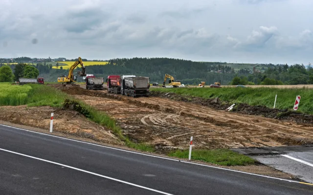 FOTO: Po původní silnici v Heleníně není ani památky. Vzniká tam kruhový objezd