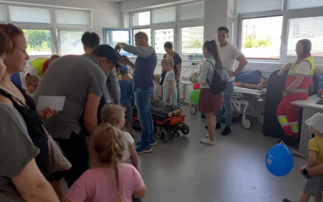 Foto: Lety vrtulníkem i exkurze v sanitce. Záchranáři přilákali tisíce dětí