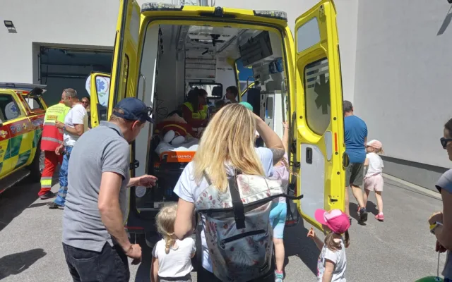 Foto: Lety vrtulníkem i exkurze v sanitce. Záchranáři přilákali tisíce dětí