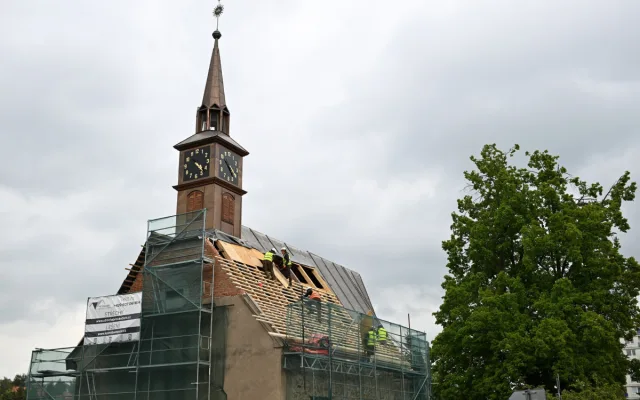 Město Havlíčkův Brod opravuje střechu kostela, který dlouhá desetiletí chátral