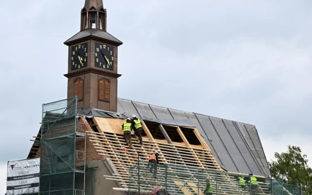 Město Havlíčkův Brod opravuje střechu kostela, který dlouhá desetiletí chátral
