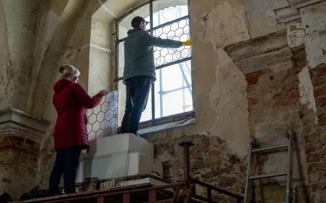 Město Havlíčkův Brod opravuje střechu kostela, který dlouhá desetiletí chátral