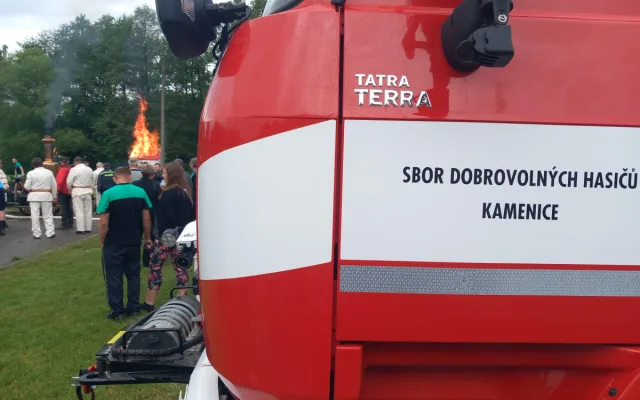 FOTO: Hasiči v Kamenici slaví 150 let, na hřišti hasili Hostinec U dobrých lidí