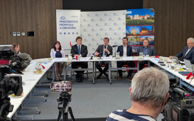 Vlček: Vláda nepochybuje o splnění podílu českých firem na dostavbě Dukovan