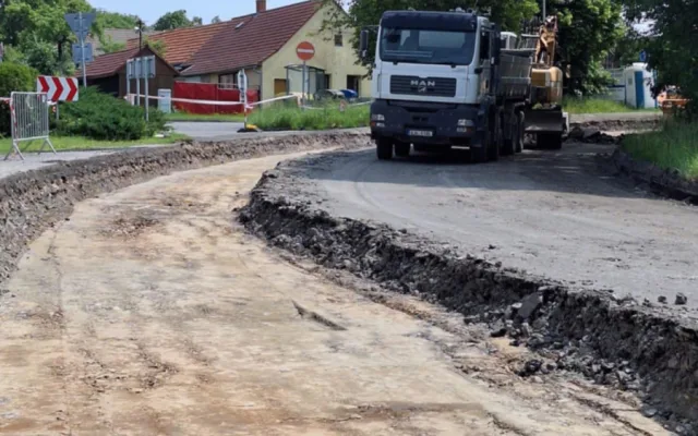 Dělníci opravují silnici z Třebíče na Telč, provoz bude obnoven v půlce prázdnin