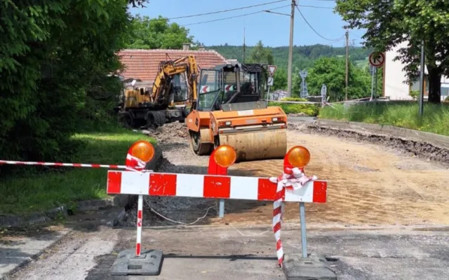 Dělníci opravují silnici z Třebíče na Telč, provoz bude obnoven v půlce prázdnin