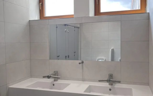 V Třešti je hotová modernizace veřejných záchodků, v Jihlavě je na náměstí buňka
