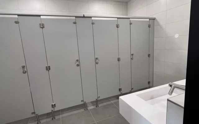 V Třešti je hotová modernizace veřejných záchodků, v Jihlavě je na náměstí buňka