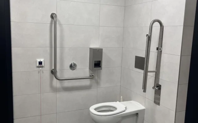 V Třešti je hotová modernizace veřejných záchodků, v Jihlavě je na náměstí buňka