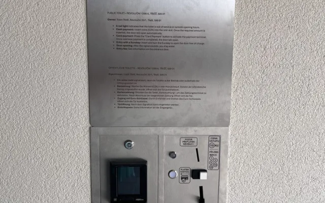 V Třešti je hotová modernizace veřejných záchodků, v Jihlavě je na náměstí buňka