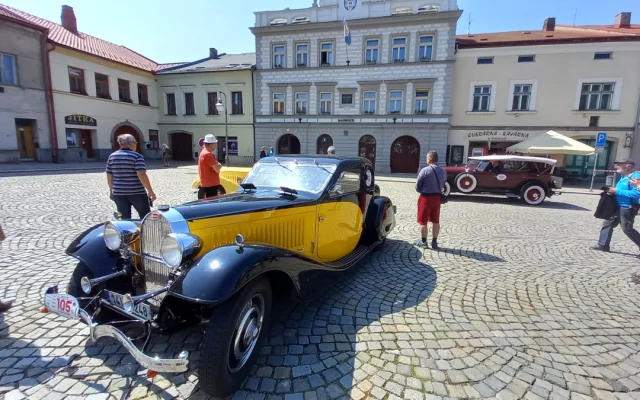 FOTO: Polnou projel závod 1000 mil Československých pro meziválečné vozy