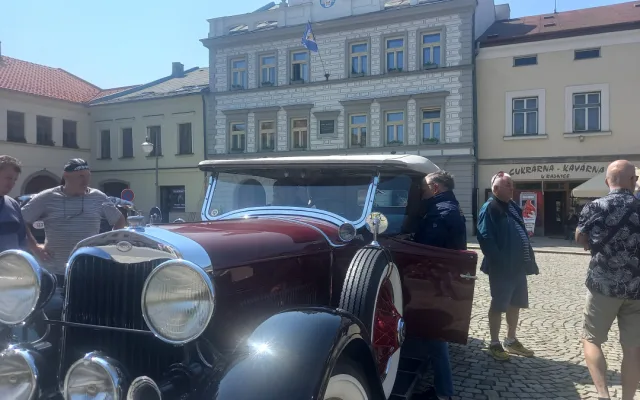 FOTO: Polnou projel závod 1000 mil Československých pro meziválečné vozy
