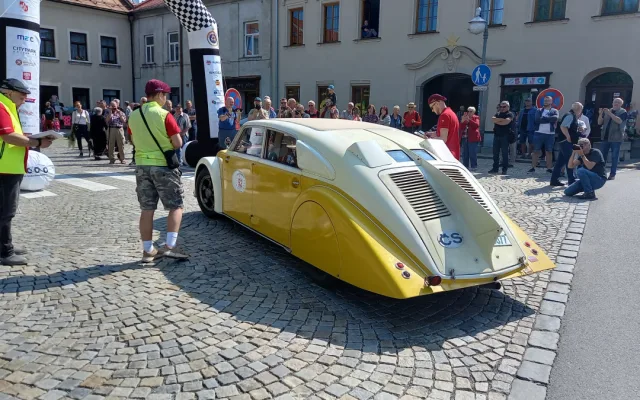 Na trase 1000 mil československých je také unikátní Tatra T77. Jela už v roce 1934