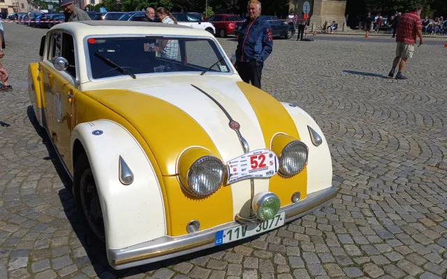 Na trase 1000 mil československých je také unikátní Tatra T77. Jela už v roce 1934