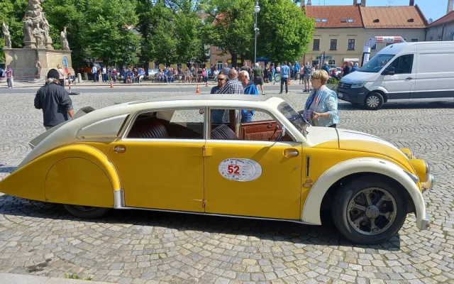 Na trase 1000 mil československých je také unikátní Tatra T77. Jela už v roce 1934