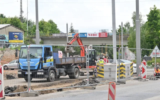Ilustrační foto, stavební práce na okružní křižovatce u Sila