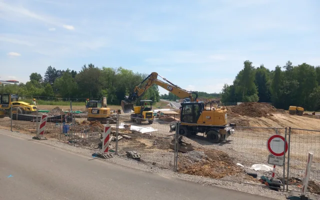 FOTO: Přeložka silnice mezi Jihlavskou a Brněnskou ulicí ve Žďáru je téměř hotová