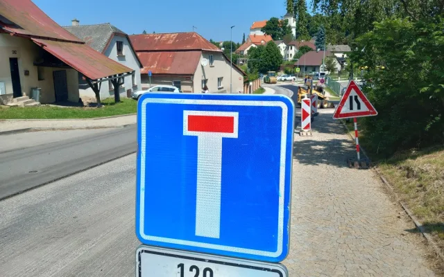 Opravu frekventované ulice v Polné krajští cestáři reklamovali, už je průjezdná