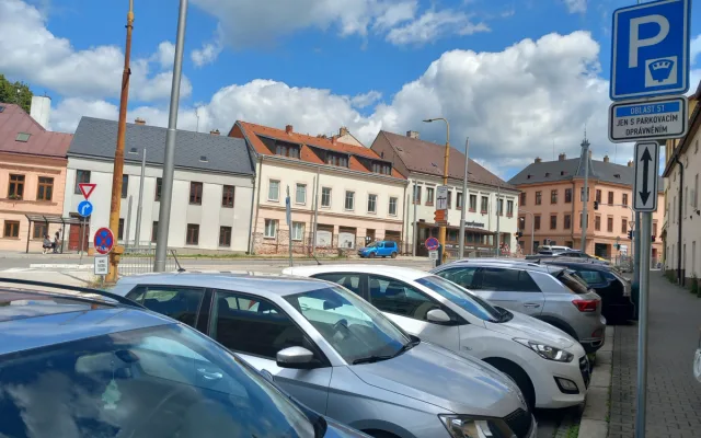 Parkování v Jihlavě XI: Před Dělnickým domem se smí stát dvacet minut zdarma