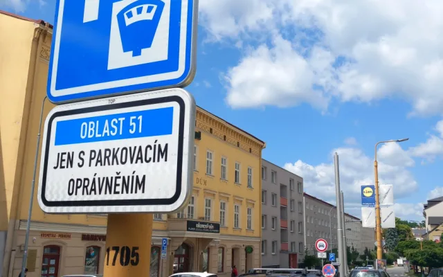 Parkování v Jihlavě XI: Před Dělnickým domem se smí stát dvacet minut zdarma