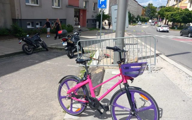 Parkování v Jihlavě XI: Před Dělnickým domem se smí stát dvacet minut zdarma