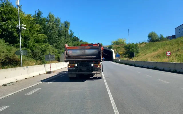 Jihlavský tunel je zavřený, dělníci v něm vymění povrch a opraví i mosty