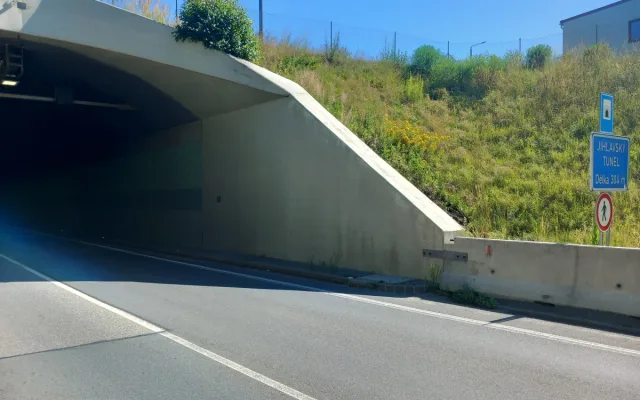 Jihlavský tunel je zavřený, dělníci v něm vymění povrch a opraví i mosty