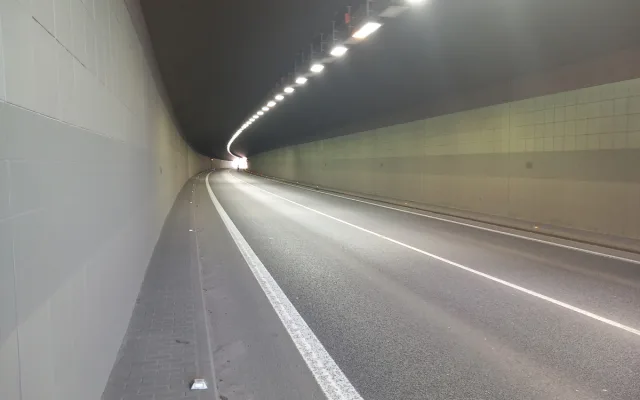 Jihlavský tunel je zavřený, dělníci v něm vymění povrch a opraví i mosty
