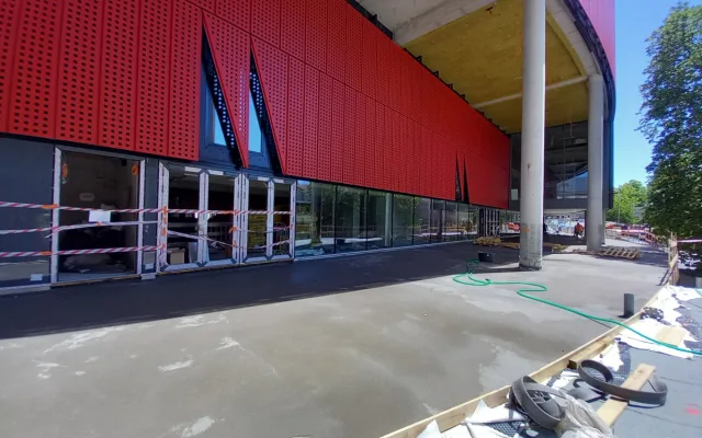 FOTO: V Horácké aréně už dělníci pracují na ledové ploše, montují se sedačky