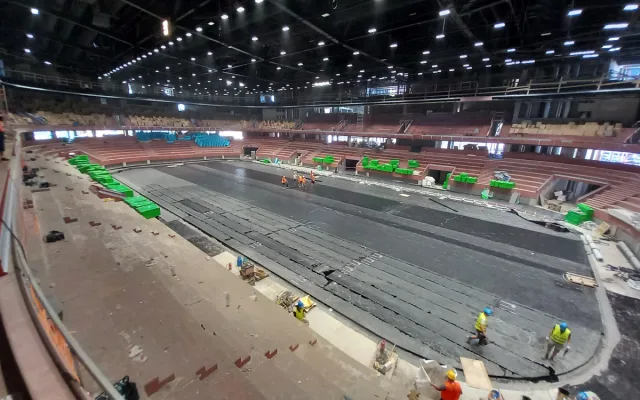 FOTO: V Horácké aréně už dělníci pracují na ledové ploše, montují se sedačky