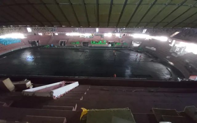 FOTO: V Horácké aréně už dělníci pracují na ledové ploše, montují se sedačky
