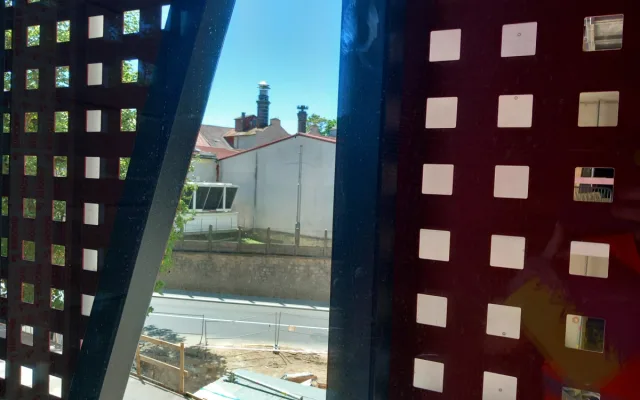 FOTO: V Horácké aréně už dělníci pracují na ledové ploše, montují se sedačky