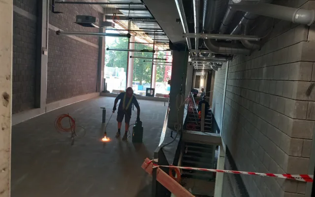 FOTO: V Horácké aréně už dělníci pracují na ledové ploše, montují se sedačky
