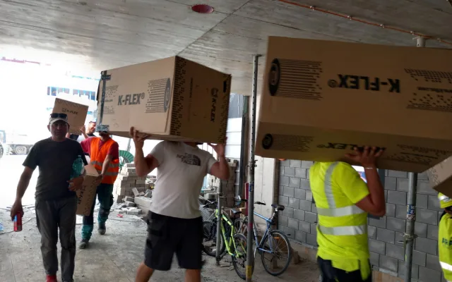 FOTO: V Horácké aréně už dělníci pracují na ledové ploše, montují se sedačky